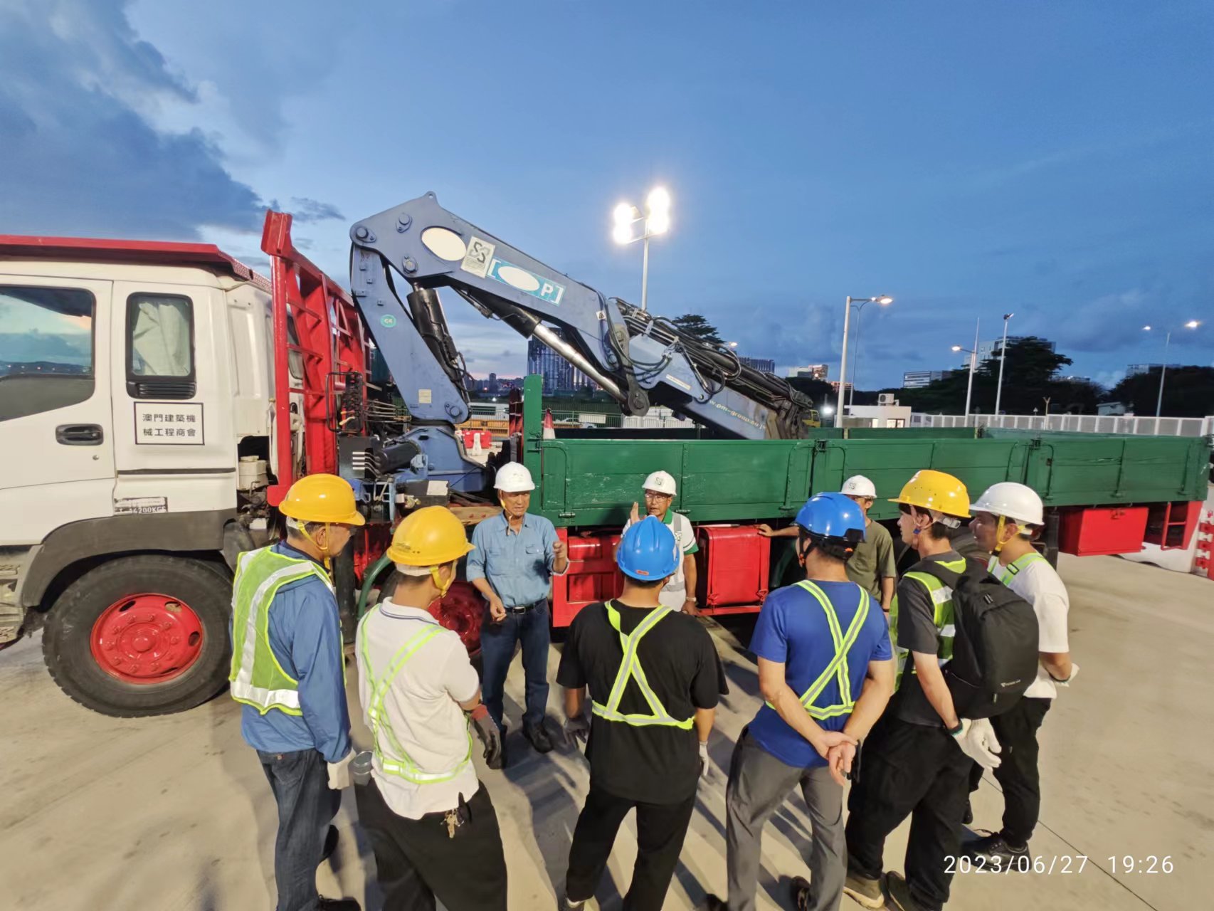 2023.06.27_第8期貨車吊機操作員培訓實操課程-導師劉和久、簡潤南、關其文1.jpg